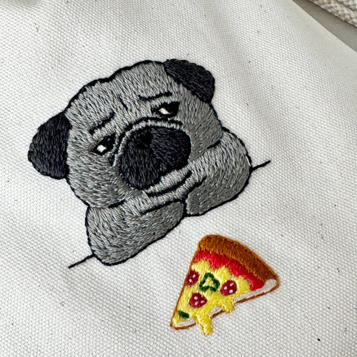 シー様オーダー　刺繍　ハンドメイド　巾着　パグ　犬　手刺繍　キナリ　巾着ポーチ 新作】＊手刺繍＊巾着ポーチ（黒パグとピザ） 巾着袋 ココカカオ 通販