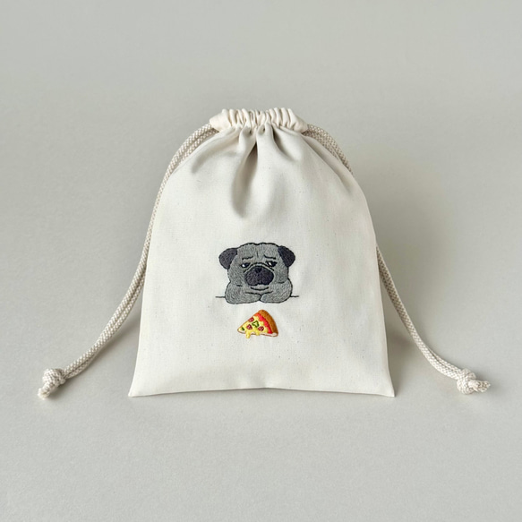 シー様オーダー　刺繍　ハンドメイド　巾着　パグ　犬　手刺繍　キナリ　巾着ポーチ 新作】＊手刺繍＊巾着ポーチ（黒パグとピザ） 巾着袋 ココカカオ 通販