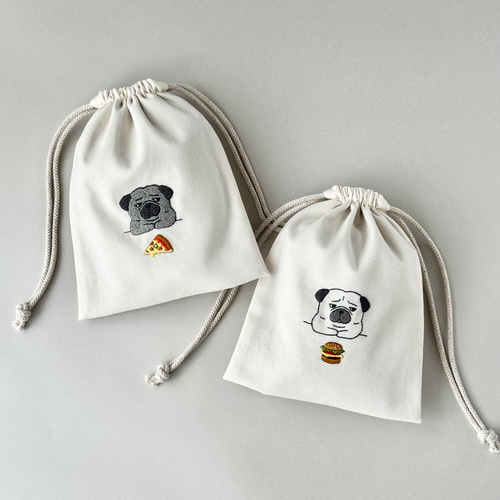 シー様オーダー　刺繍　ハンドメイド　巾着　パグ　犬　手刺繍　キナリ　巾着ポーチ 新作】＊手刺繍＊巾着ポーチ（黒パグとピザ） 巾着袋 ココカカオ 通販