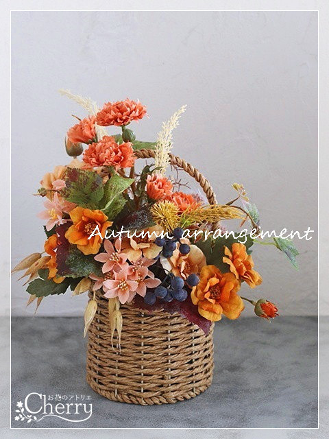 【秋アレンジ】秋色のバラやジニアで癒やしのバスケットアレンジ。。「Creema限定」