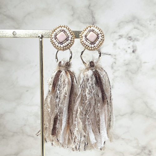 引き揃え糸のタッセルピアス＊＊＊ オンライン ベージュ系 引き揃え糸