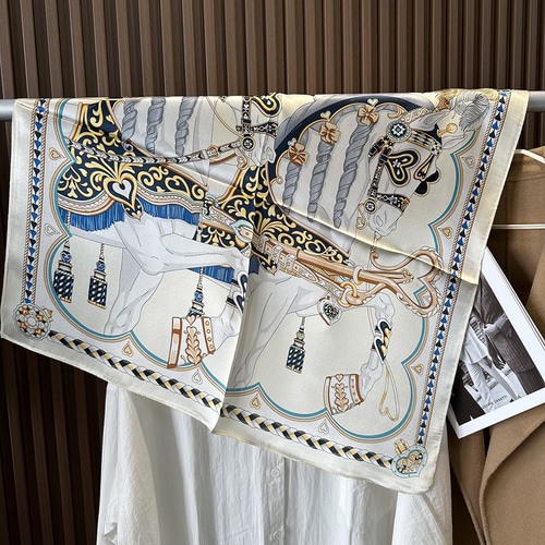 騎士と馬のデザイン大判スカーフ 騎士と馬のデザイン大判スカーフ