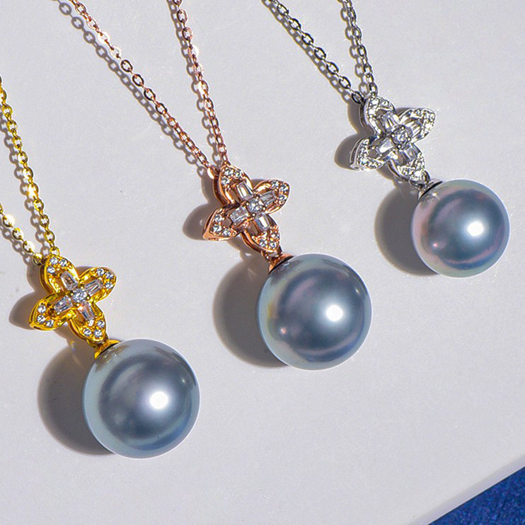 ルミナ9～14mm天然タヒチ黒蝶真珠ペンダント（18Kゴールド）。完璧なラウンドシェイプで、プラチナグレーの輝きを放ちます。エレ