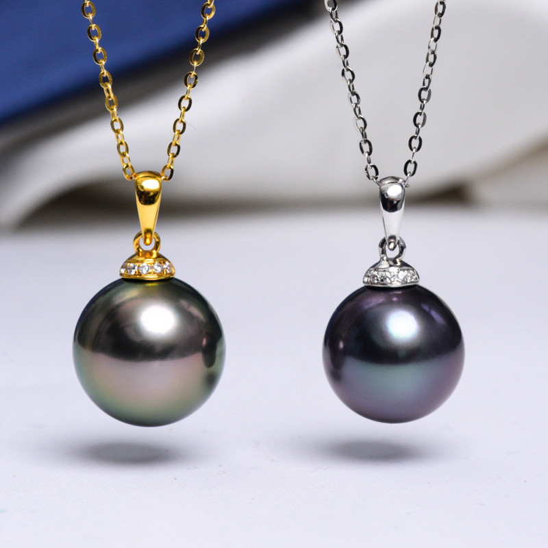 ルミナ10～12mm天然タヒチ黒蝶真珠ペンダントと18Kゴールドネックレス。ダイヤモンドをモチーフにしたデザイン。ラグジュアリー