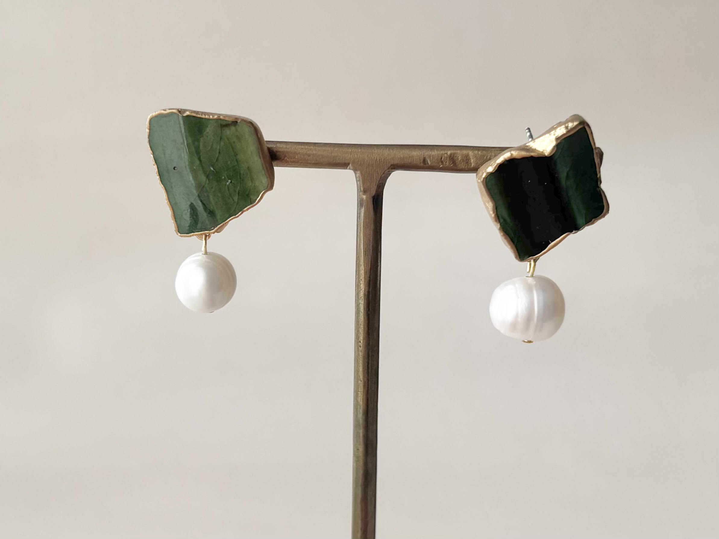 織部焼　金継ぎ　サージカルステンレスピアス　深い緑　淡水パール　揺れる　天然石　伝統工芸　＃331