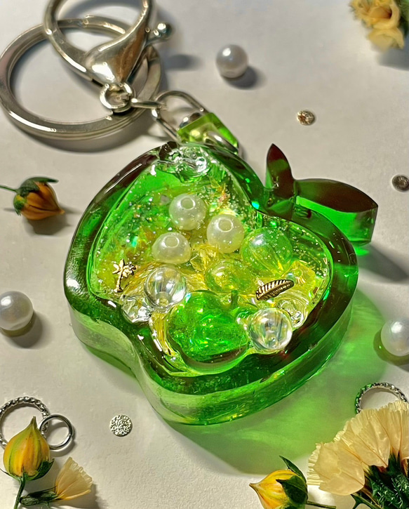 シェイカー キーホルダー りんご型 キラキラ 青リンゴ レジン その他