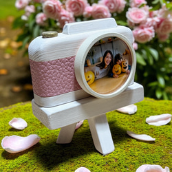 【女性向けギフト】カメラ型の可愛いフォトフレーム｜誕生日・記念日・インテリアにぴったり 1枚目の画像