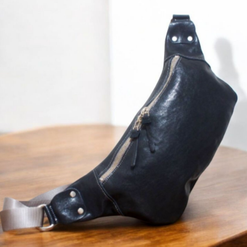 ボディバッグ　ハンドメイド　ヌメ本革　日本製　クリーマー加工　ブラック　ダンディ　軽快　新作未使用1101,1112