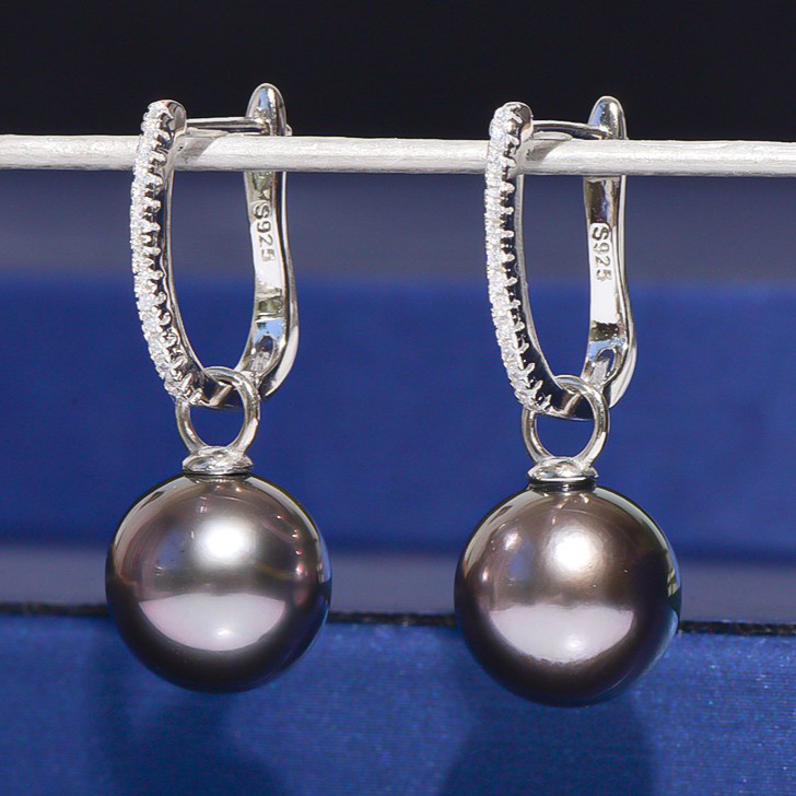 ルミナ 10～11mm 天然タヒチ黒蝶真珠イヤリング（925シルバー）。光沢とエレガントさを兼ね備えたこのイヤリングは、クラシッ
