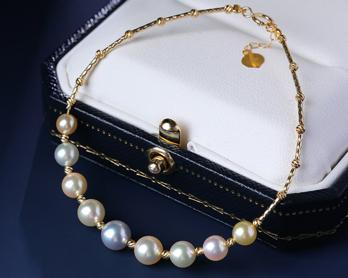 ルミナ4～7mmの天然アコヤ真珠ブレスレット。18金ゴールドとキャンディカラーのミックスカラーを使用。爽やかでスタイリッシュ、エ
