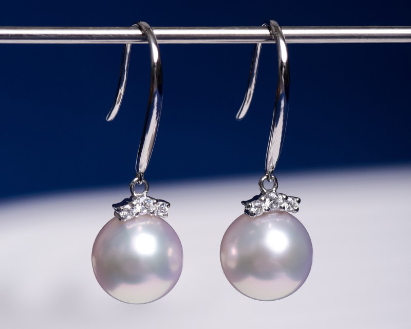 ルミナ 8～8.5mm 天然日本製アコヤ真珠イヤリング。18Kゴールドの耳フックとまつげクリップ付き。エレガントでスタイリッシュ