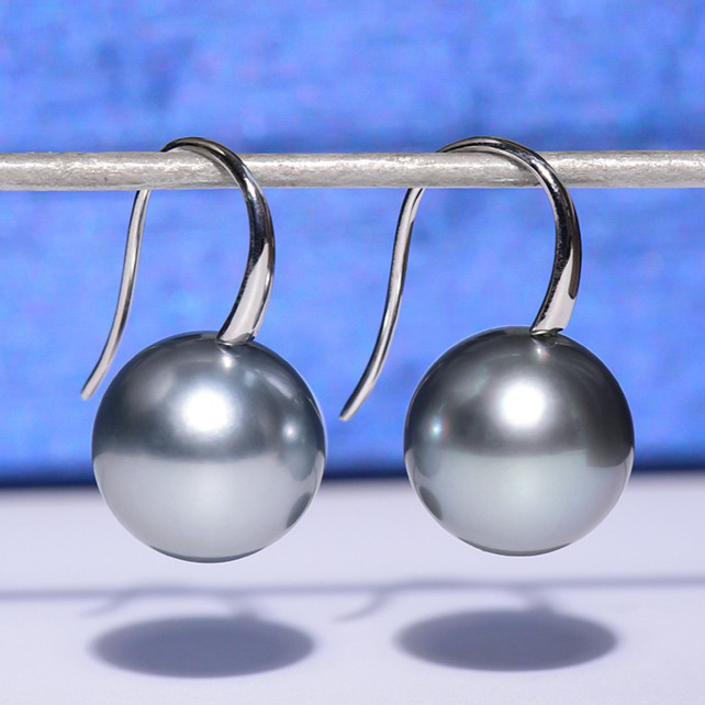 ルミナ9～11mm天然タヒチ黒蝶真珠イヤリング。18Kゴールド、プラチナ、グレーのロングイヤリング。クールでエレガント、クラシッ