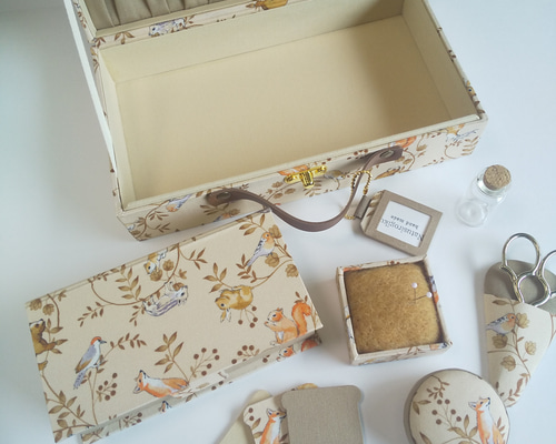 トランク型お裁縫箱とお裁縫道具のセット（ カルトナージュ、森の動物