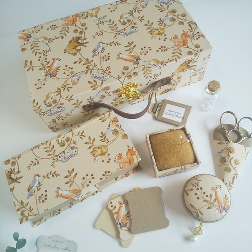 ミッキー様オーダーご依頼作品です カルトナージュ裁縫箱(大) トランク型お裁縫箱とお裁縫道具のセット（ カルトナージュ、森の動物