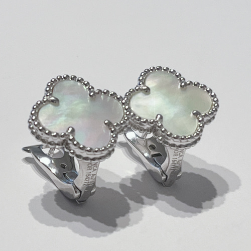 新品　未使用　クローバー　ピアス　マザーオブパール　ホワイトゴールドコーティング ○初回限定クーポン配布中 クローバーピアス 白蝶貝 マザーオブパール