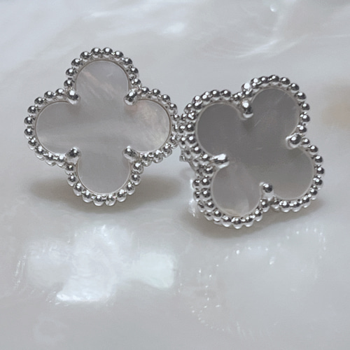 高品質 クローバー ピアス マザーオブパール YG 大人可愛いクローバー 高品質ホワイトシェルのピアス＆イヤリング