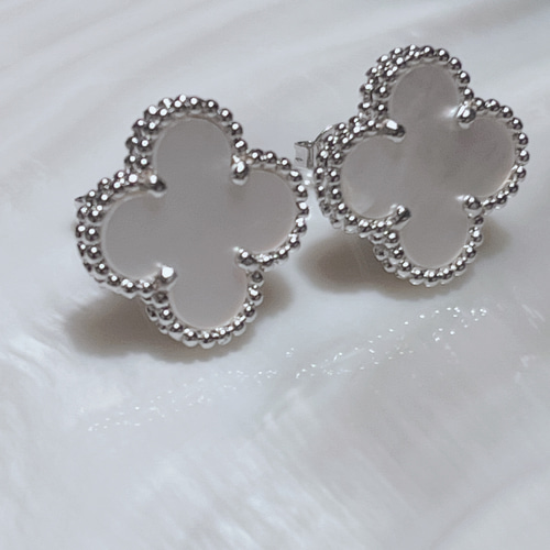 クローバー ピアス ホワイトゴールド ○初回限定クーポン配布中 幸せのクローバー ピアス 白蝶貝