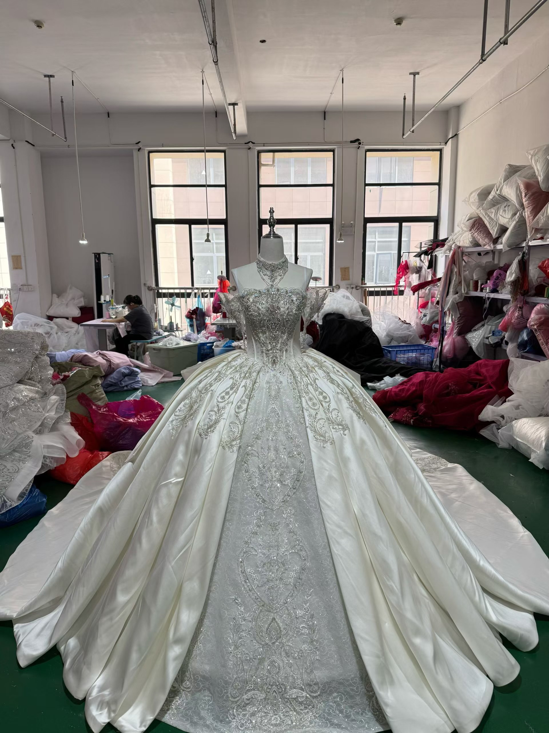 高級サテン　オフホワイト　フロント刺繍　オフショルダー　ラッフルスカート　二の腕を隠せる　大人気ウェディングドレス結婚式