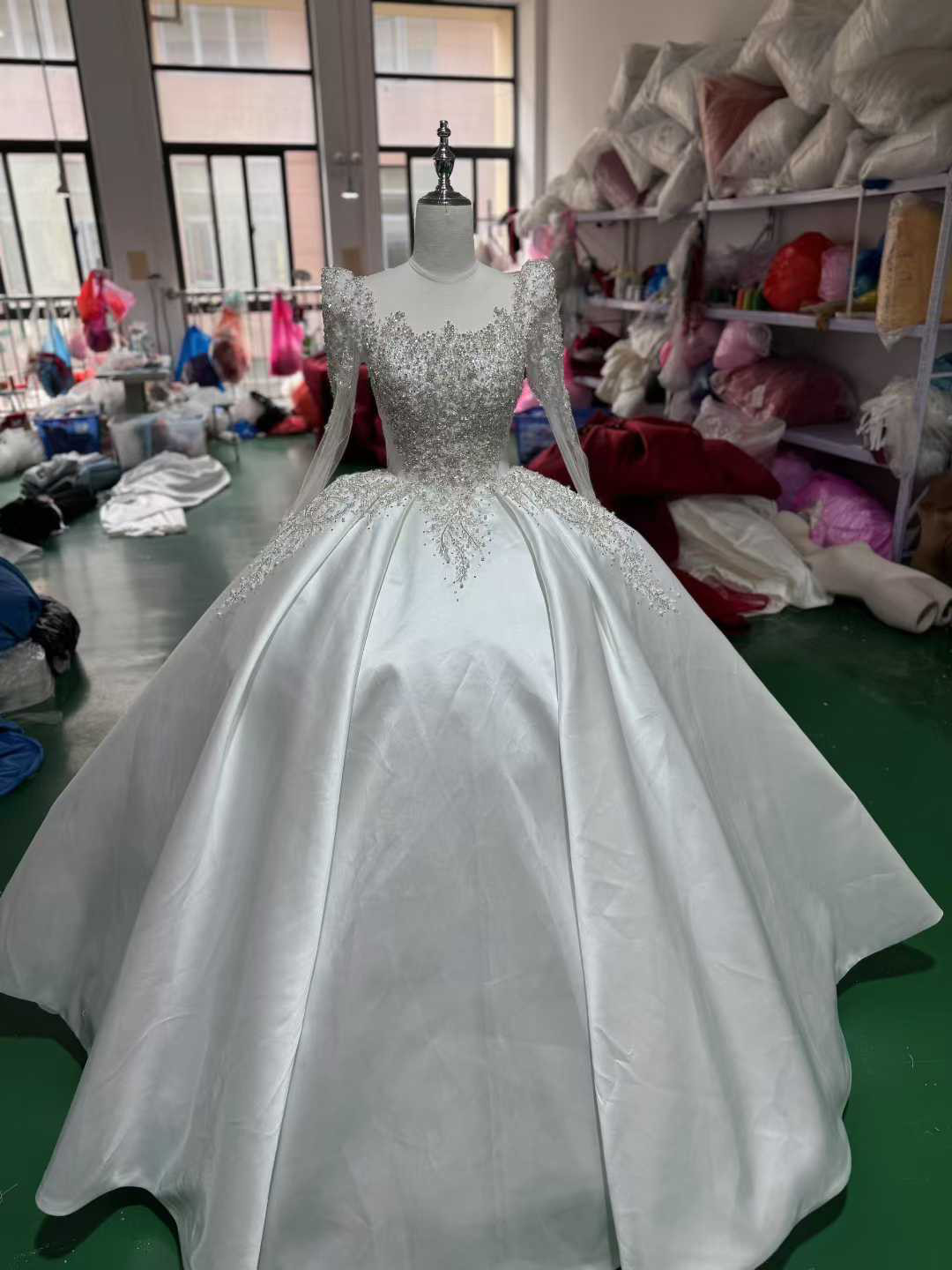 激安優雅　白ホワイト　長袖　優雅なドレス　ストーン付き　スクエアネック　フロアー丈サテン2次会前撮り本命ドレス制作成人式