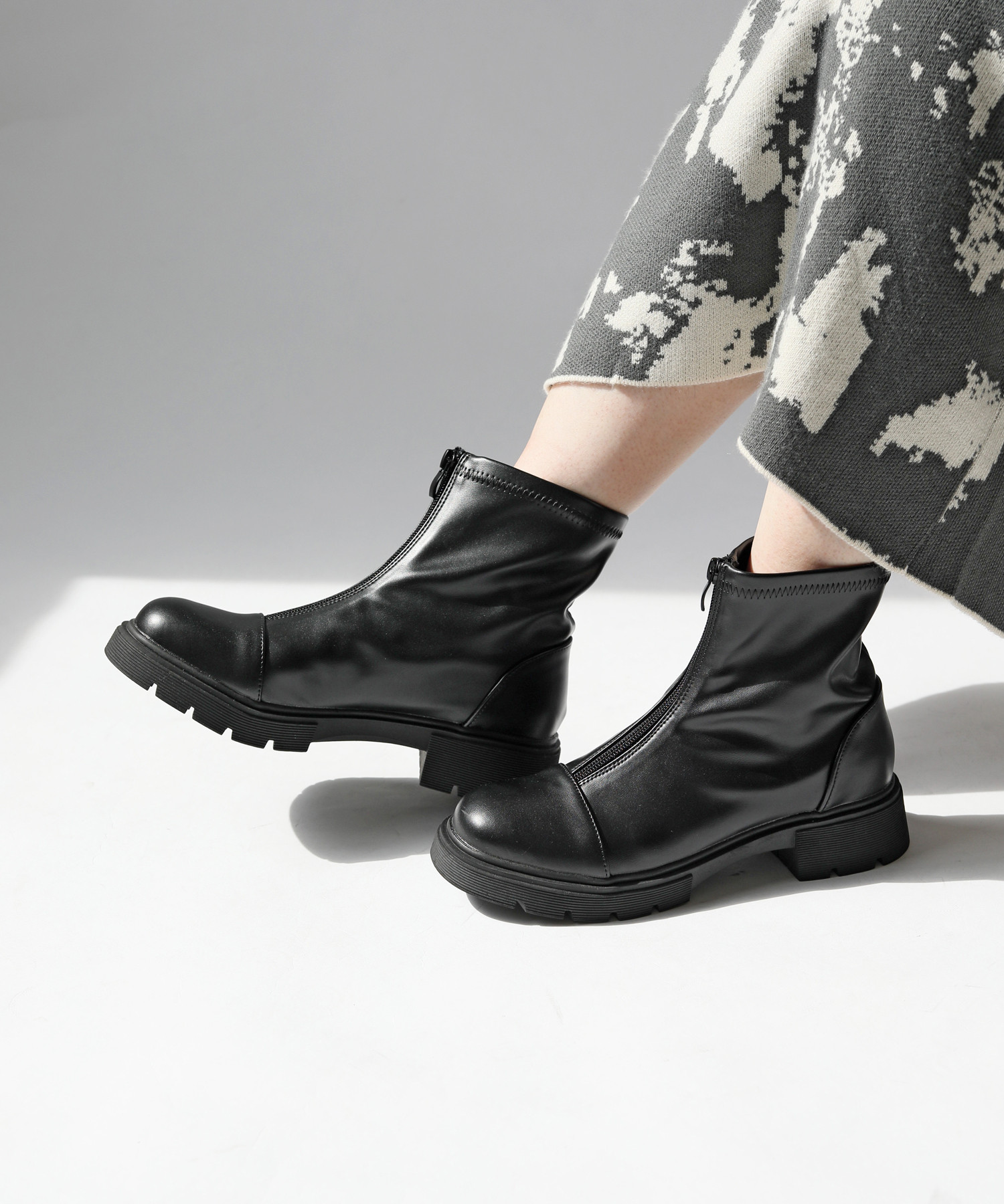 シンプルで使いやすい厚底フロントジップブーツ♪柔らかストレッチ素材秋冬に大活躍！！【S/M/L/LL】
