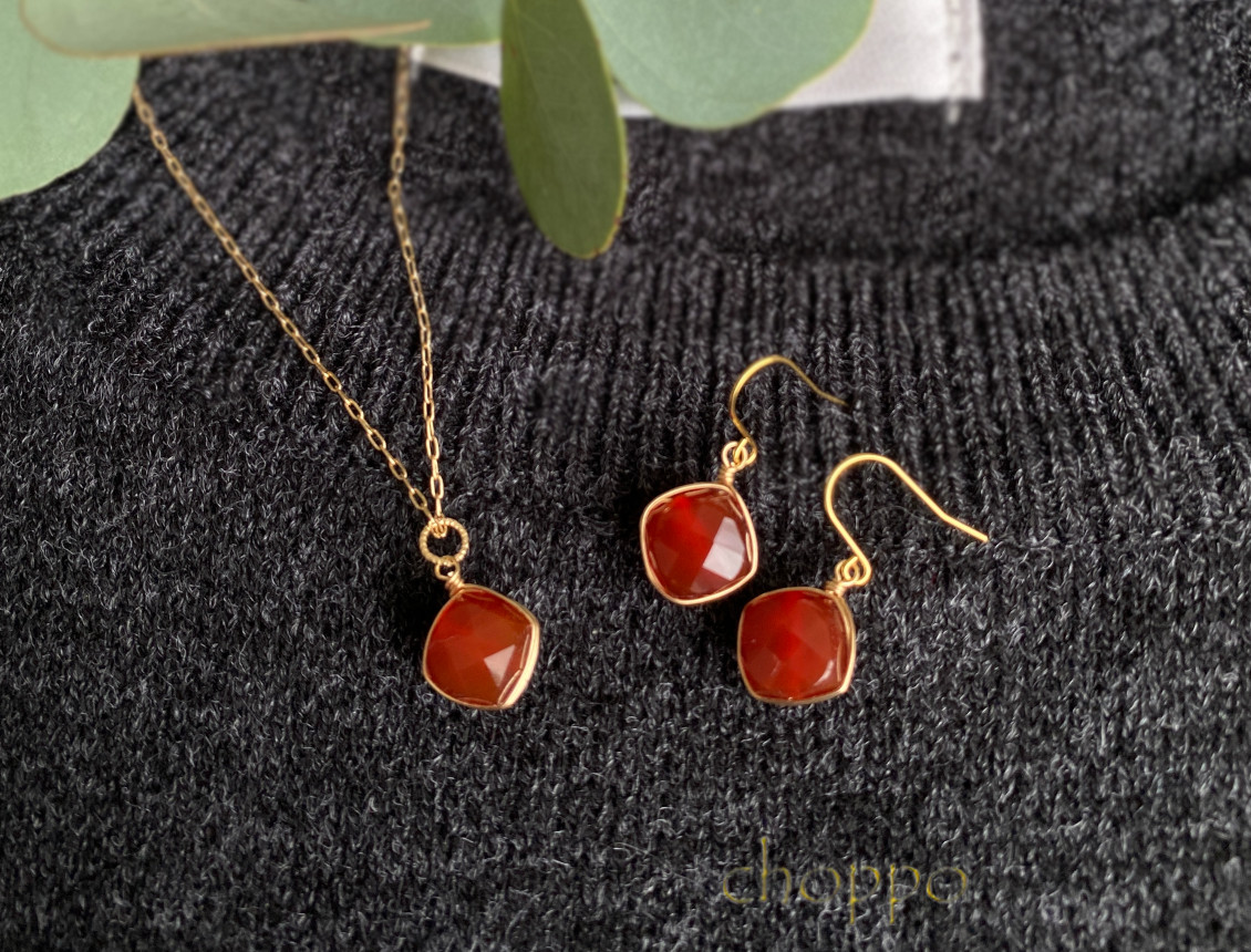 赤瑪瑙のキューブラップの2点セット　14kgf　SUS316L　金属アレルギー　天然石　赤　還暦　ギフト　紅白　新春福袋