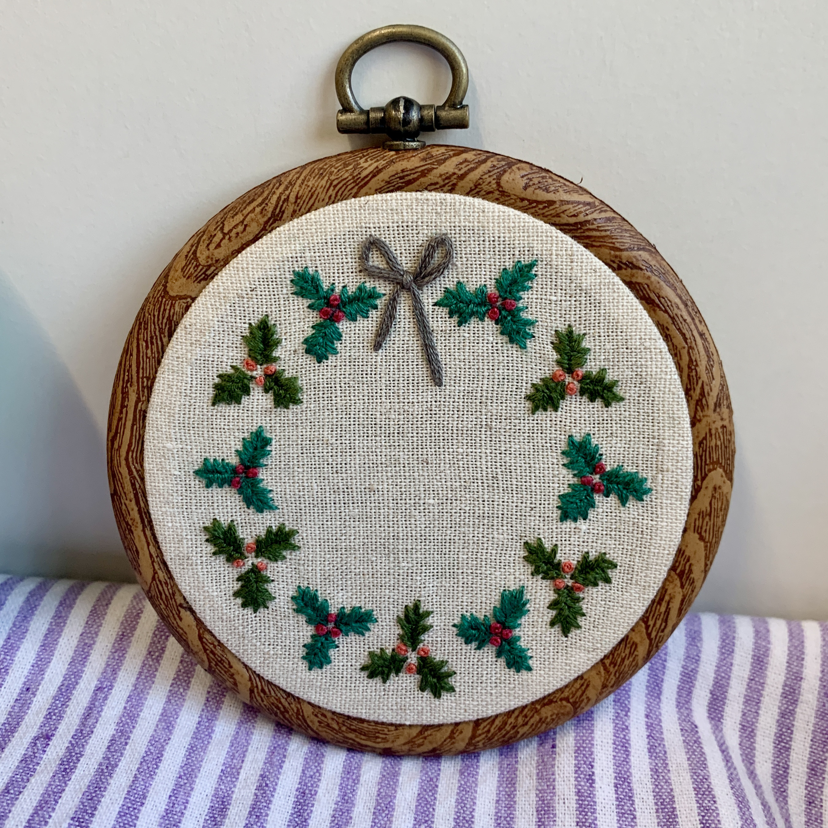 クリスマス刺繍壁飾り　柊のリース