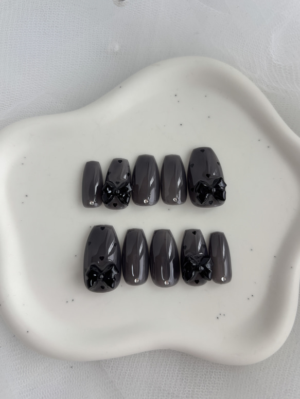 65.韓国ネイルチップ シアーブラックネイルチップ ハートホロ 黒リボン