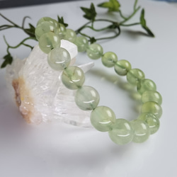 「淡緑の煌めき、透明感をまとう癒しの」天然プレナイト（葡萄石）ブレス 3枚目の画像