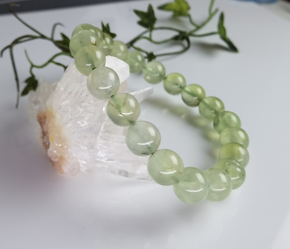「淡緑の煌めき、透明感をまとう癒しの」天然プレナイト（葡萄石）ブレス 3枚目の画像