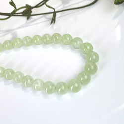 「淡緑の煌めき、透明感をまとう癒しの」天然プレナイト（葡萄石）ブレス 1枚目の画像