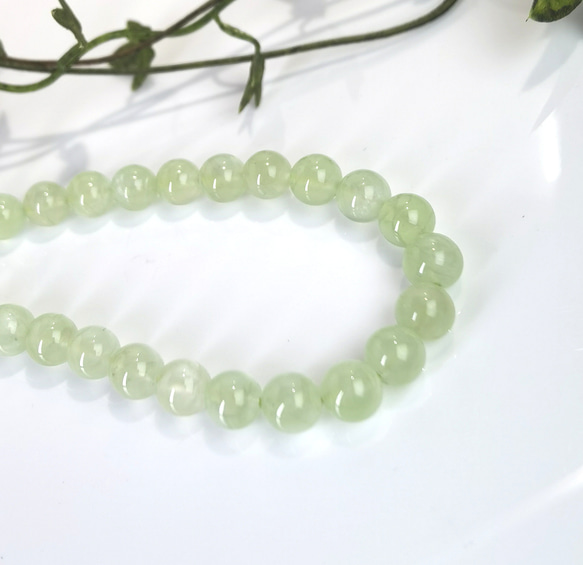 「淡緑の煌めき、透明感をまとう癒しの」天然プレナイト（葡萄石）ブレス 1枚目の画像