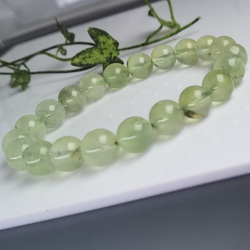 「淡緑の煌めき、透明感をまとう癒しの」天然プレナイト（葡萄石）ブレス 2枚目の画像