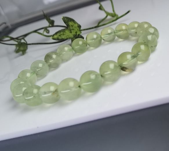 「淡緑の煌めき、透明感をまとう癒しの」天然プレナイト（葡萄石）ブレス 2枚目の画像