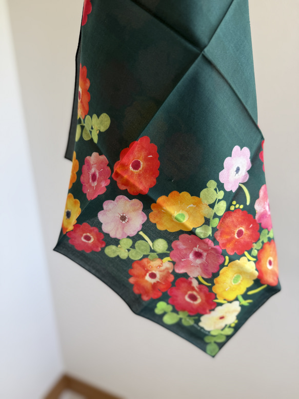 スカーフにもなる水彩画ハンカチ「ガーベラ」 5枚目の画像