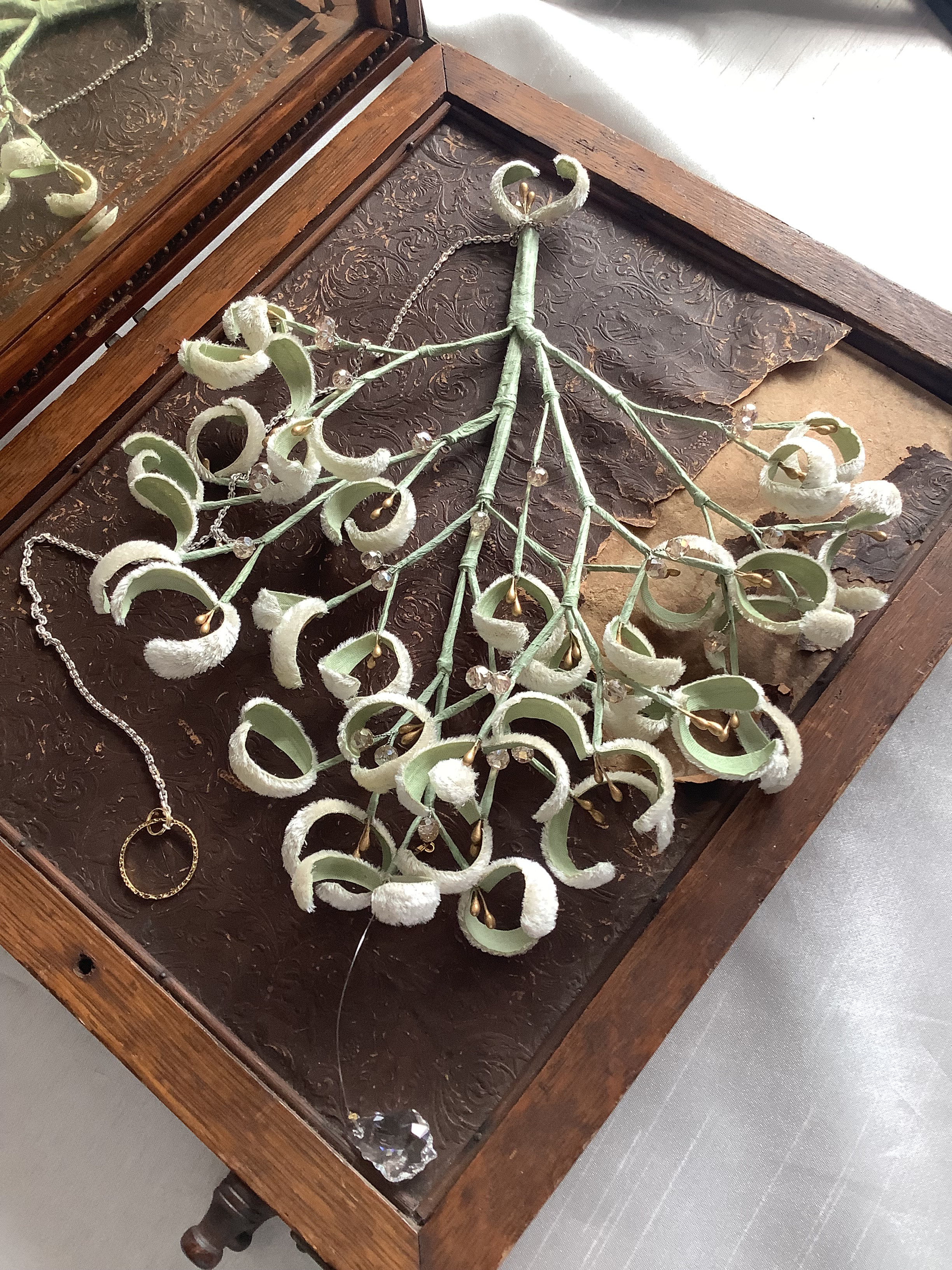 ヤドリギ　木綿とシールの布花