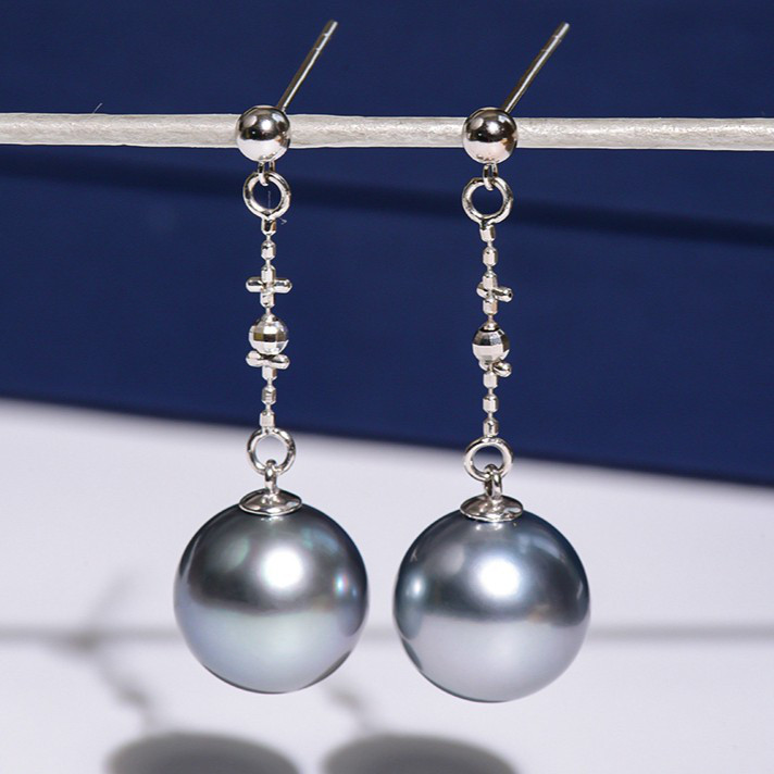 ルミナ9～11mm天然タヒチ黒蝶真珠イヤリング。18Kゴールド、プラチナ、グレートーン。丸みを帯びた輝きとエレガントさを兼ね備え