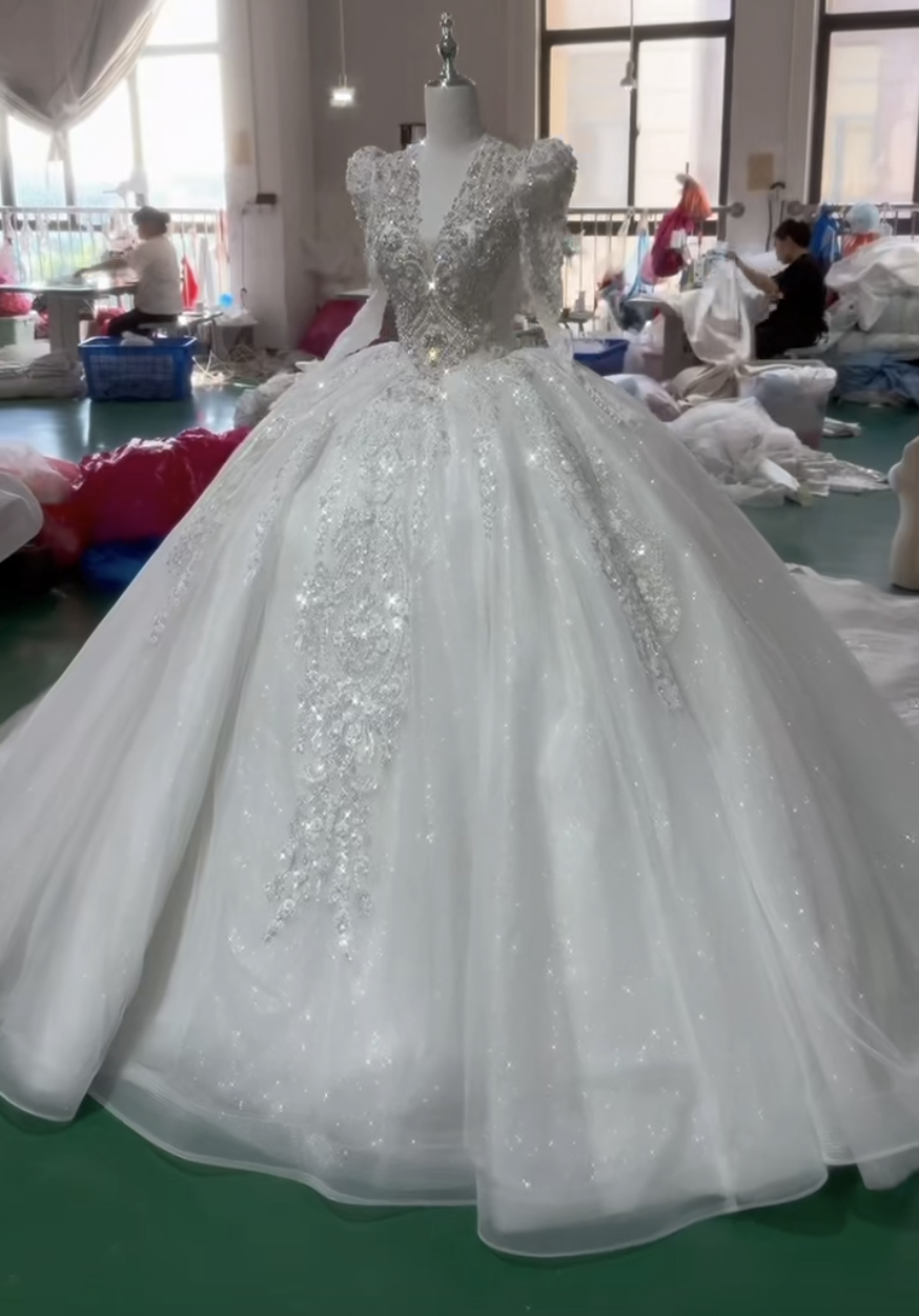 クラシカルなウェディングドレス　王道派長袖vネック　ビジューキラキラ　フレアスカート　フランス刺繍背中空き編みあげ結婚式