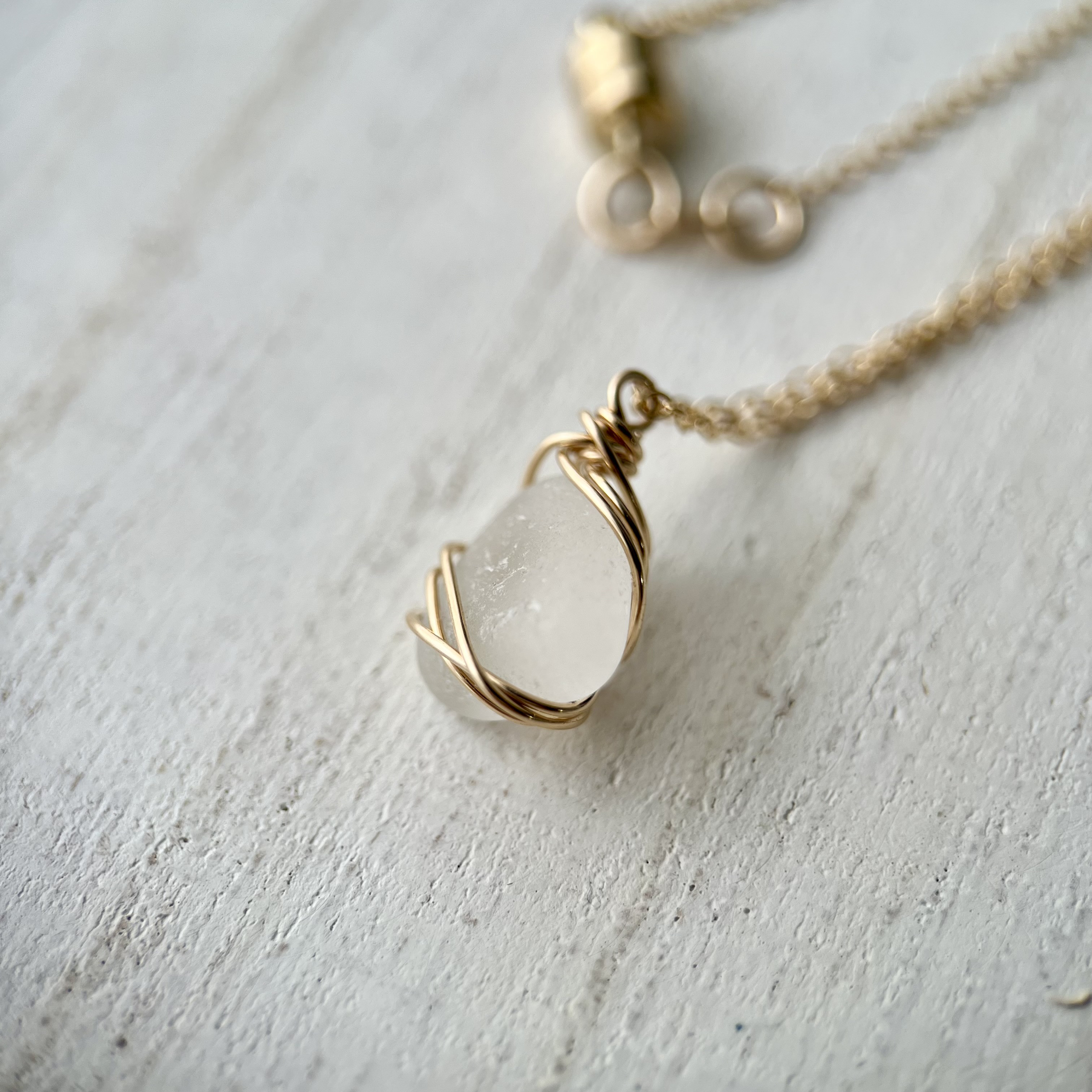 《14kgf》魅力を引き出す小さなホワイトシーグラスのネックレス 48cm