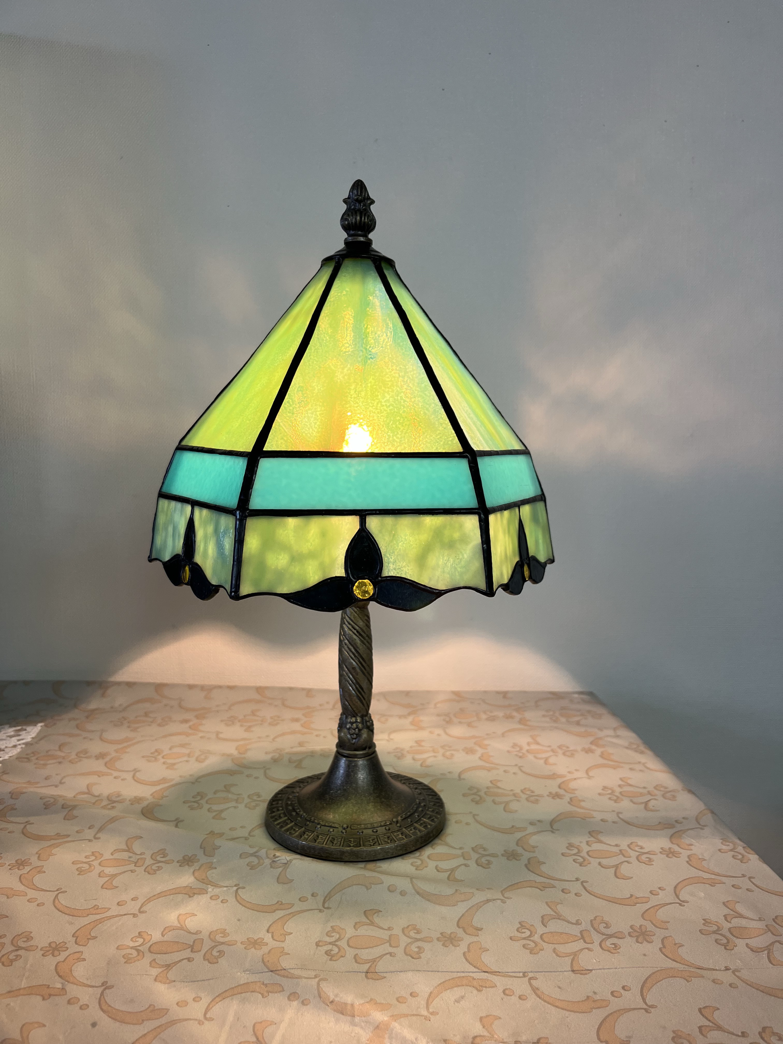 テーブルランプ「エメラルドの輝き」