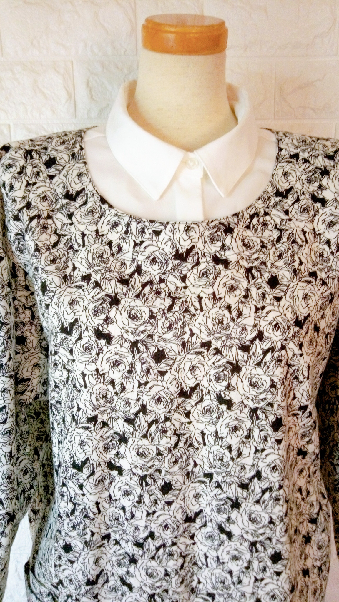 上品なバラ柄✨ カラダに馴染んでおしゃれ 割烹着/黒地に線書き薔薇の花♪✨プレゼントに最適✨