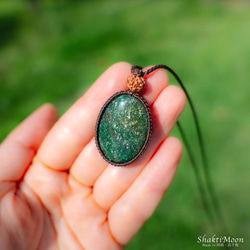 健康のお守りをお探しのあなたへ！キラキラ！アベンチュリンとルドラクシャのお守りネックレス・ペンダント14 天然石マクラメ 1枚目の画像