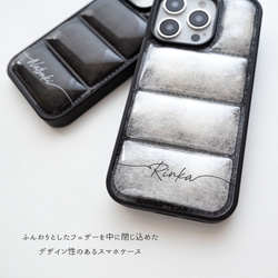 【 フェザー in ダウンジャケット風 スマホケース 名入れ 】 スマホショルダー パーツ付き クッション OS51U 2枚目の画像