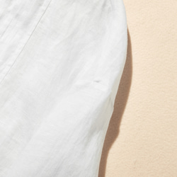 洗練された印象を叶える　大人のきれいめシャツブラウス  長袖ブラウス　リネン100％　ホワイト　250920-1 4枚目の画像