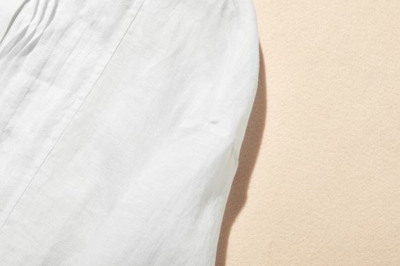 洗練された印象を叶える　大人のきれいめシャツブラウス  長袖ブラウス　リネン100％　ホワイト　250920-1 4枚目の画像