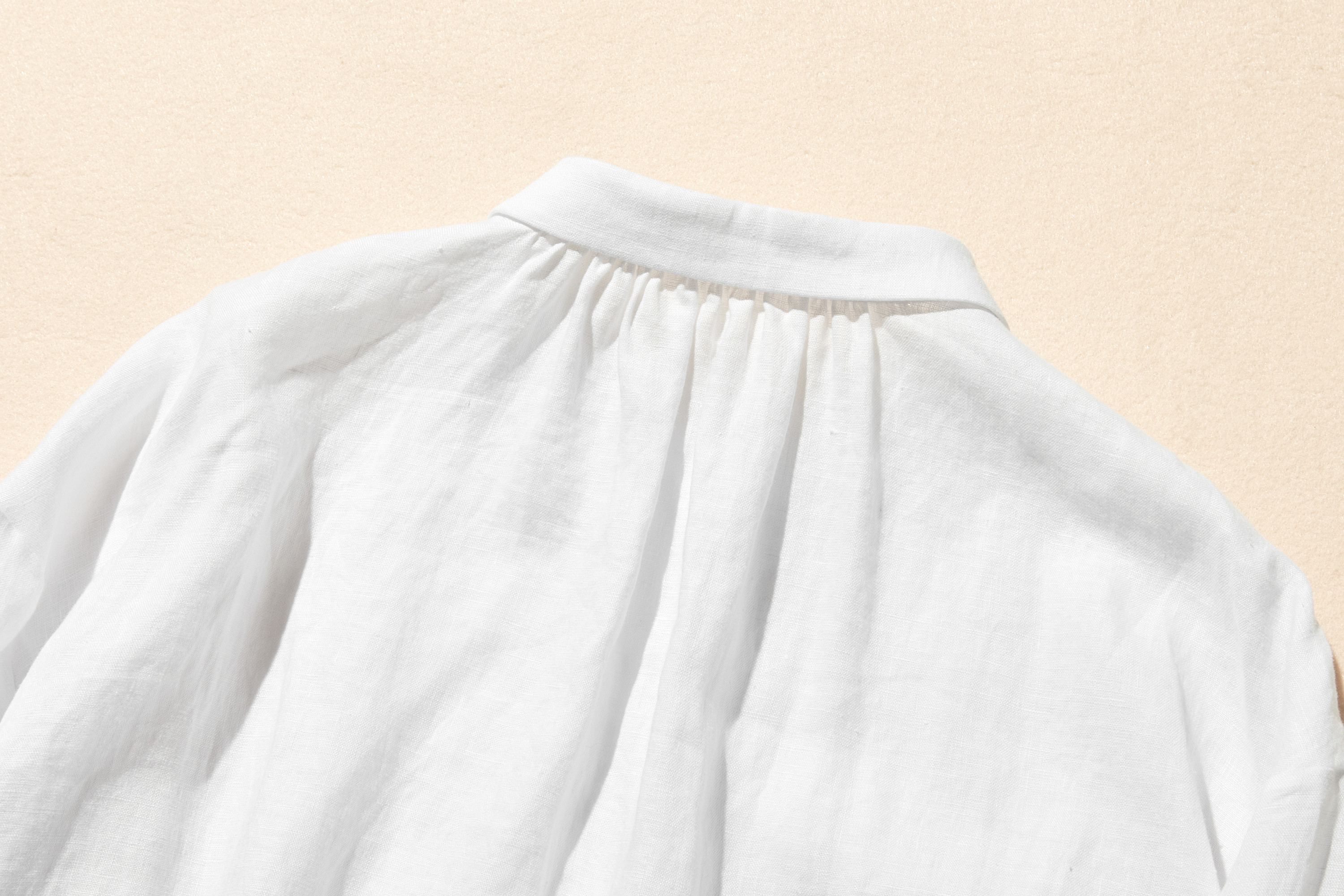 洗練された印象を叶える　大人のきれいめシャツブラウス  長袖ブラウス　リネン100％　ホワイト　250920-1