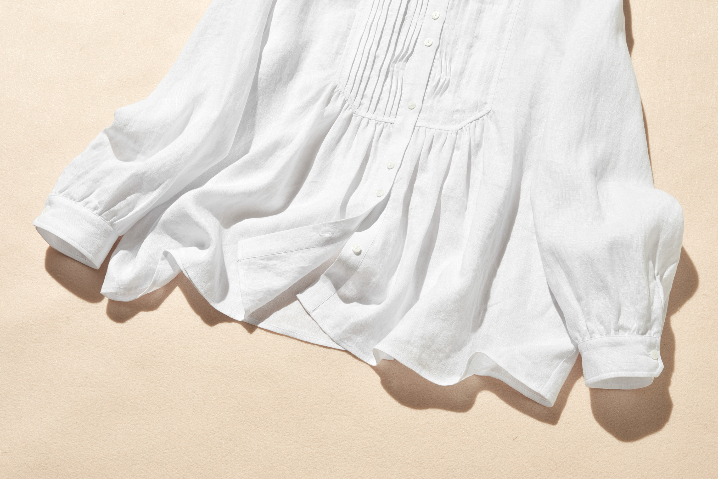 洗練された印象を叶える　大人のきれいめシャツブラウス  長袖ブラウス　リネン100％　ホワイト　250920-1