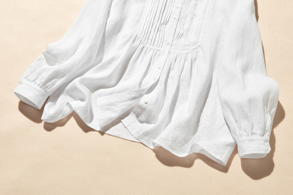 洗練された印象を叶える　大人のきれいめシャツブラウス  長袖ブラウス　リネン100％　ホワイト　250920-1 3枚目の画像