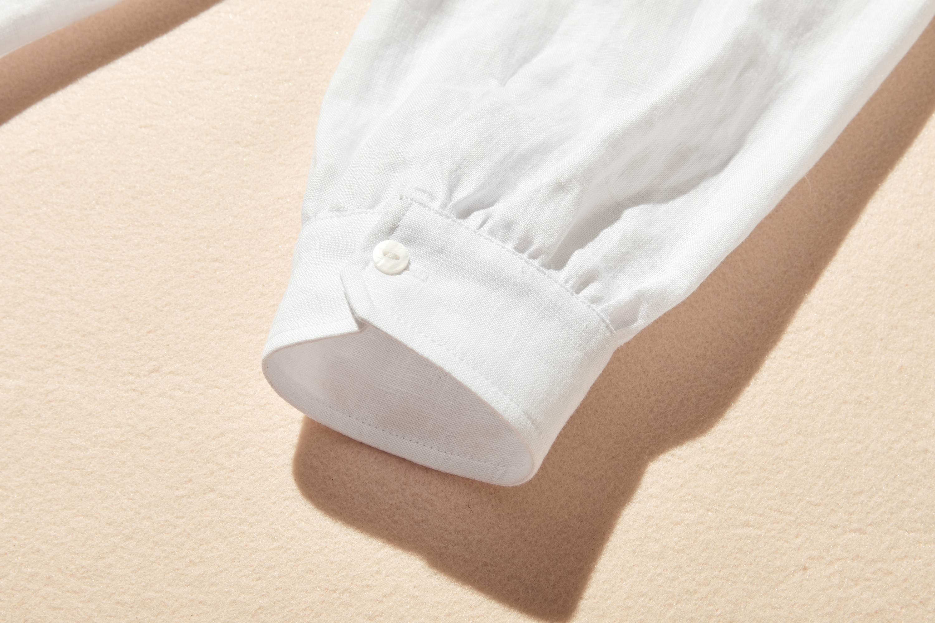 洗練された印象を叶える　大人のきれいめシャツブラウス  長袖ブラウス　リネン100％　ホワイト　250920-1