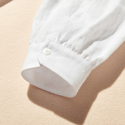 洗練された印象を叶える　大人のきれいめシャツブラウス  長袖ブラウス　リネン100％　ホワイト　250920-1 8枚目の画像