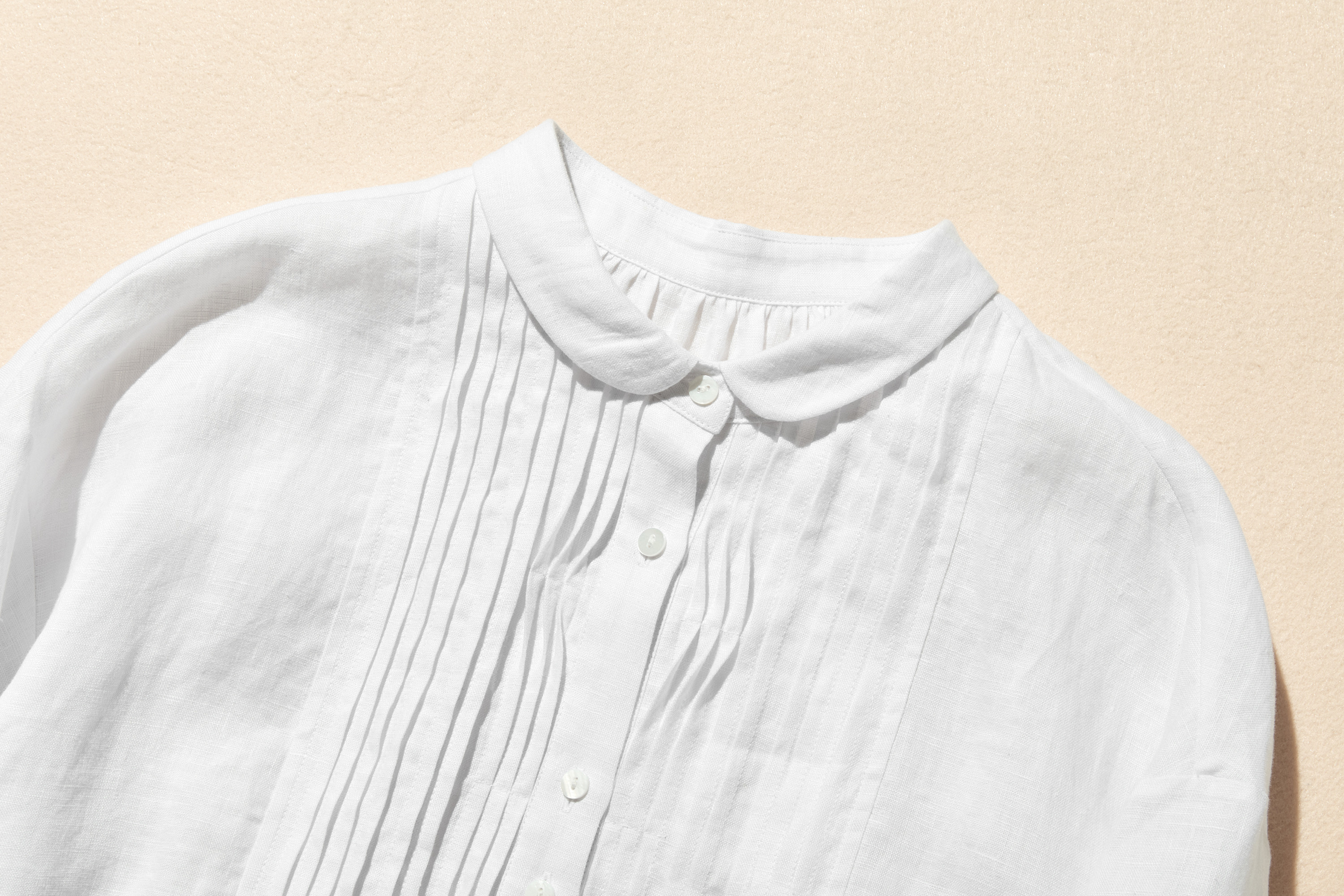 洗練された印象を叶える　大人のきれいめシャツブラウス  長袖ブラウス　リネン100％　ホワイト　250920-1